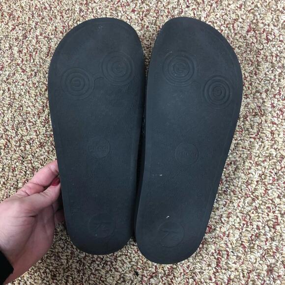 Gucci Rubber GG Slide Sandal - Picture 9 of 11